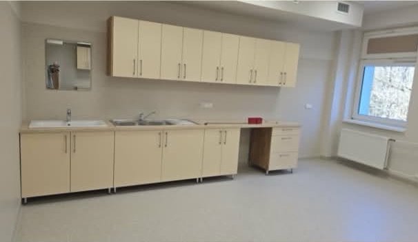 Zabudowa medyczna na wymiar ze zintegrowanymi zlewami i pojemnymi szafkami - szpital, Pol-Mebel